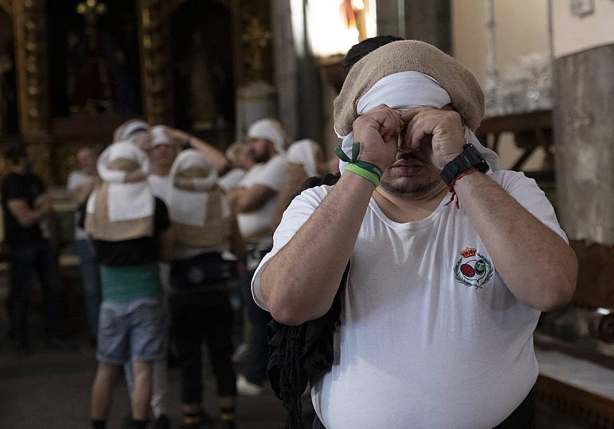 Costaleros preparándose para el penúltimo ensayo antes del domingo de Ramos.