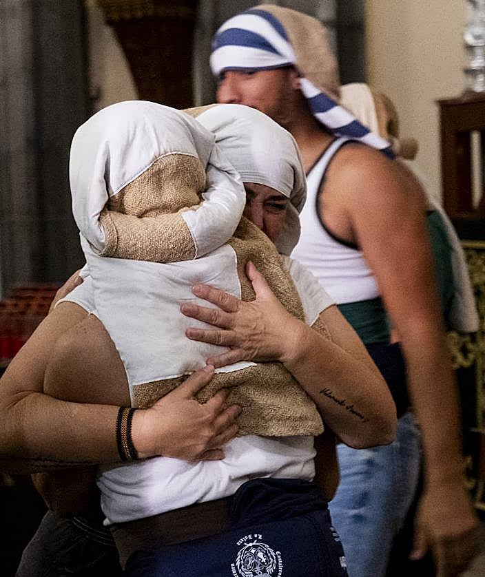 Imagen secundaria 2 - La fe ciega del costalero llena Vegueta