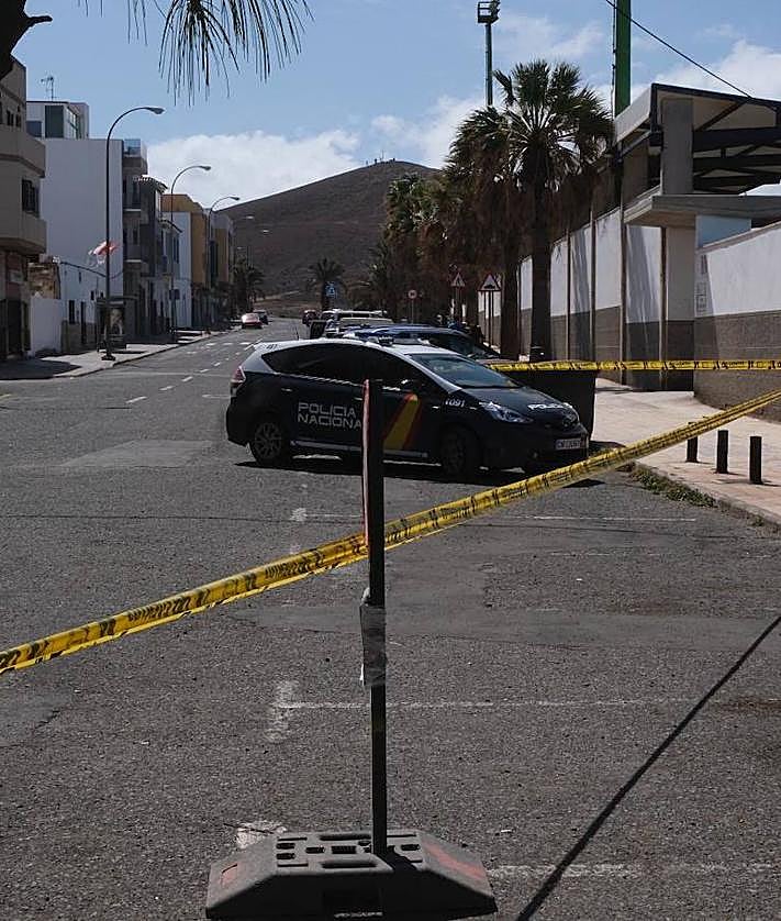 Imagen secundaria 2 - Más imágenes de la búsqueda de los menores en la playa capitalina.