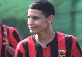 Yassine, portando la camiseta del Unión Viera, su equipo de fútbol.