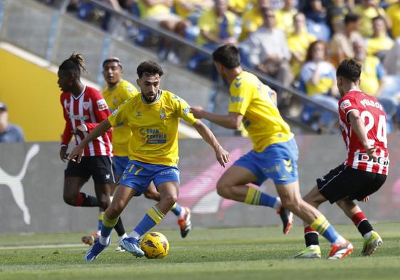 Munir Haddadi controla el balón, en una acción del partido frente al Athletic.