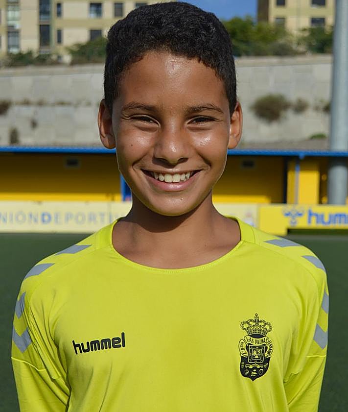 Imagen secundaria 2 - Yassine, junto con el presidente de la Federación Interinsular de Las Palmas, José Juan Arencibia (arriba). En el centro, en una imagen reciente con la camiseta del Unión Viera y abajo, en sus primeros años con la elástica de la UD Las Palmas.