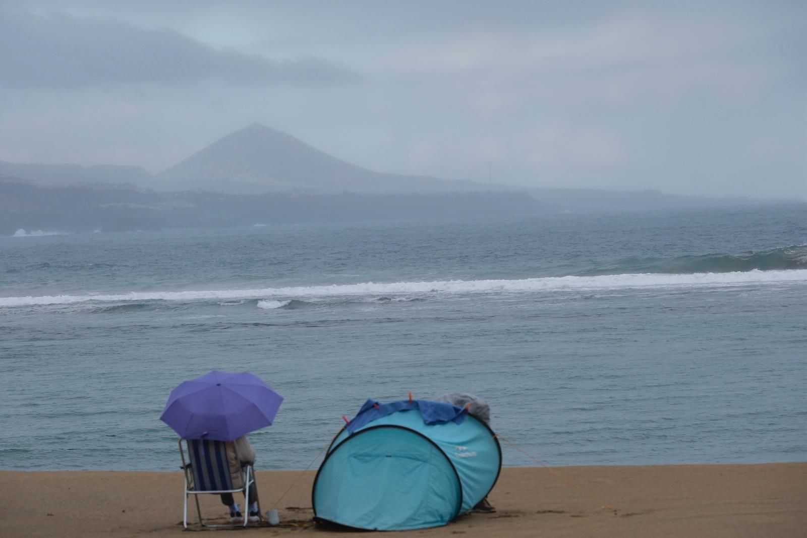 La lluvia moja la capital grancanaria