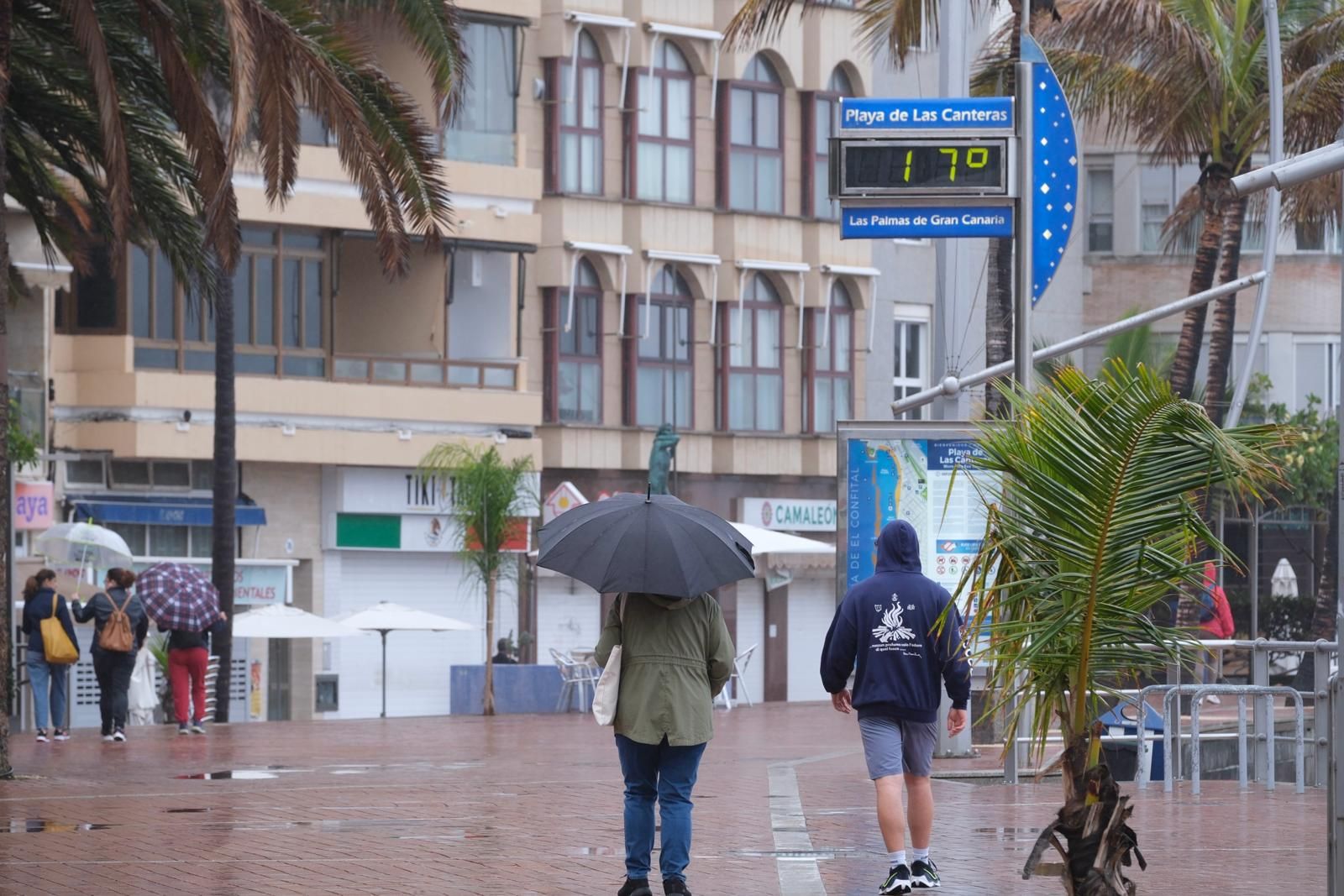 La lluvia moja la capital grancanaria