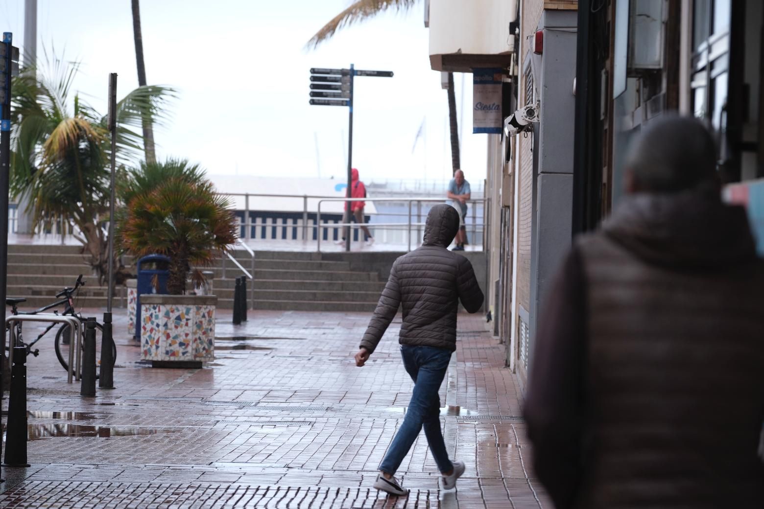 La lluvia moja la capital grancanaria