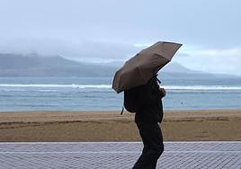 Este lunes la capital grancanaria amanece con lluvia.