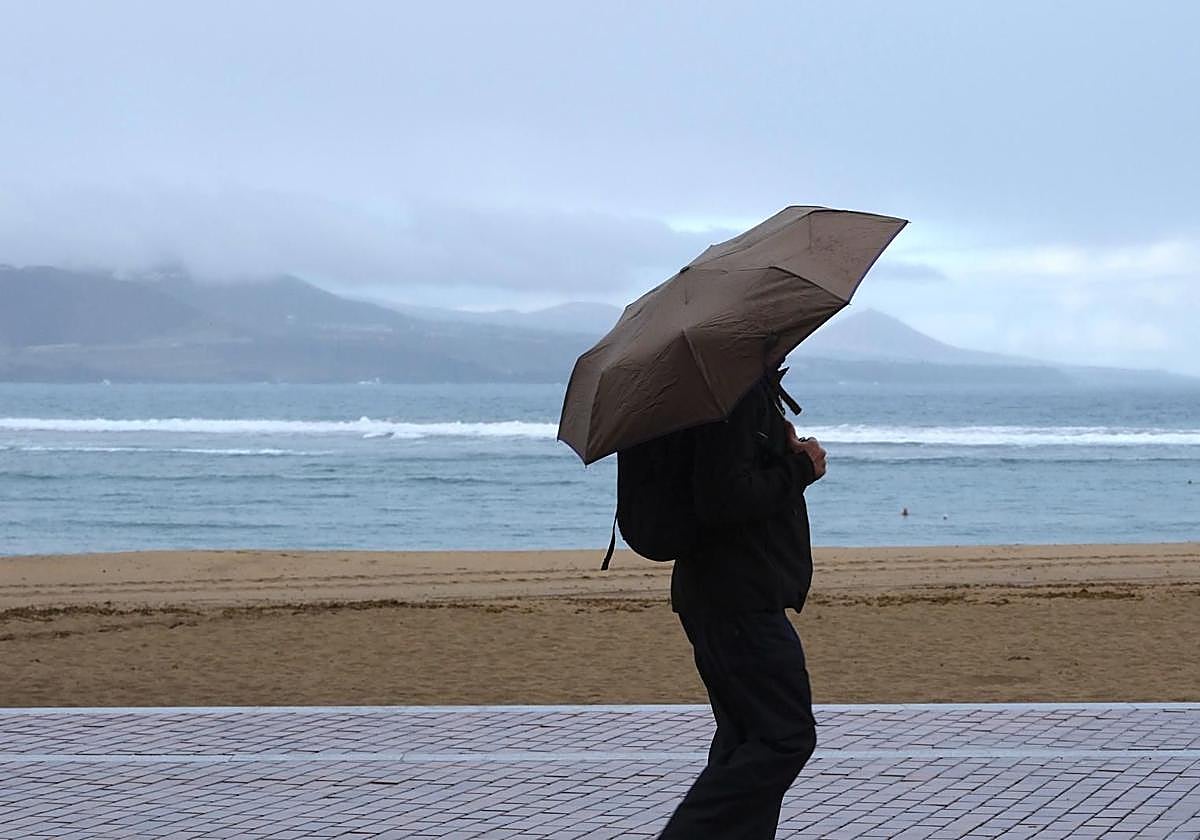 Este lunes la capital grancanaria amanece con lluvia.