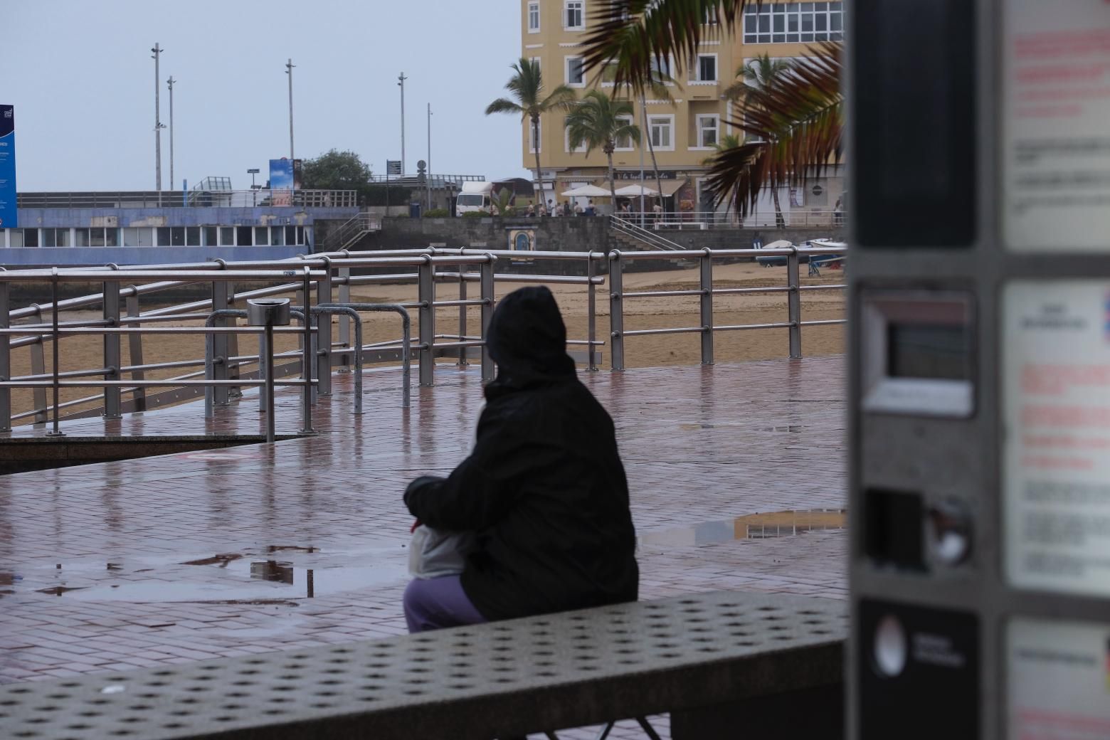 La lluvia moja la capital grancanaria