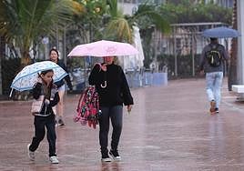 La lluvia moja la capital grancanaria