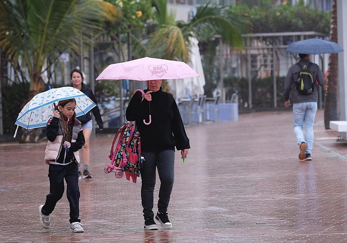 La lluvia moja la capital grancanaria