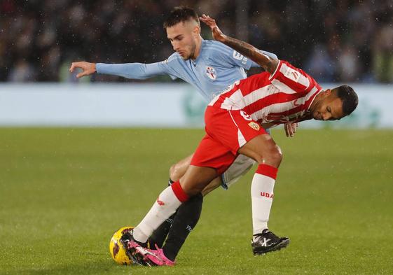 Jonathan Viera controla el balón ante Mingueza, en el partido del Almería ante el Celta.