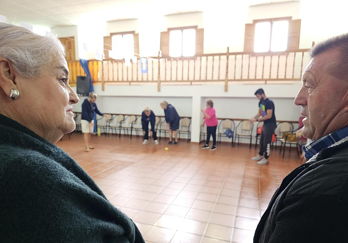 Foto de archivo de América Soto, concejala de Asuntos Sociales, y del alcalde Matías Peña, en las clases de boxeo para mujeres.