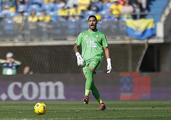 Un revalorizado Álvaro Valles pasa el esférico a un compañero durante el partido frente al Athletic.