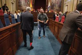 El presidente de Canarias, Fernando Clavijo, enseña sus calcetines de 'Star Wars' a los fotógrafos.