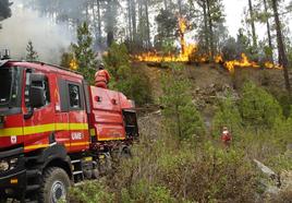 Imagen de la UME luchando contra el fuego en el incendio que sufrió Tenerife el pasado mes de agosto.