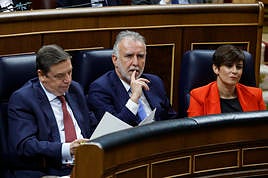 Torres, este miércoles en el Congreso, junto a los ministros Luis Planas e Isabel Rodríguez.