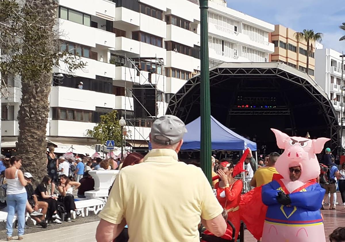 Carnaval en Arrecife en febrero, en una jornada con alta temperatura.