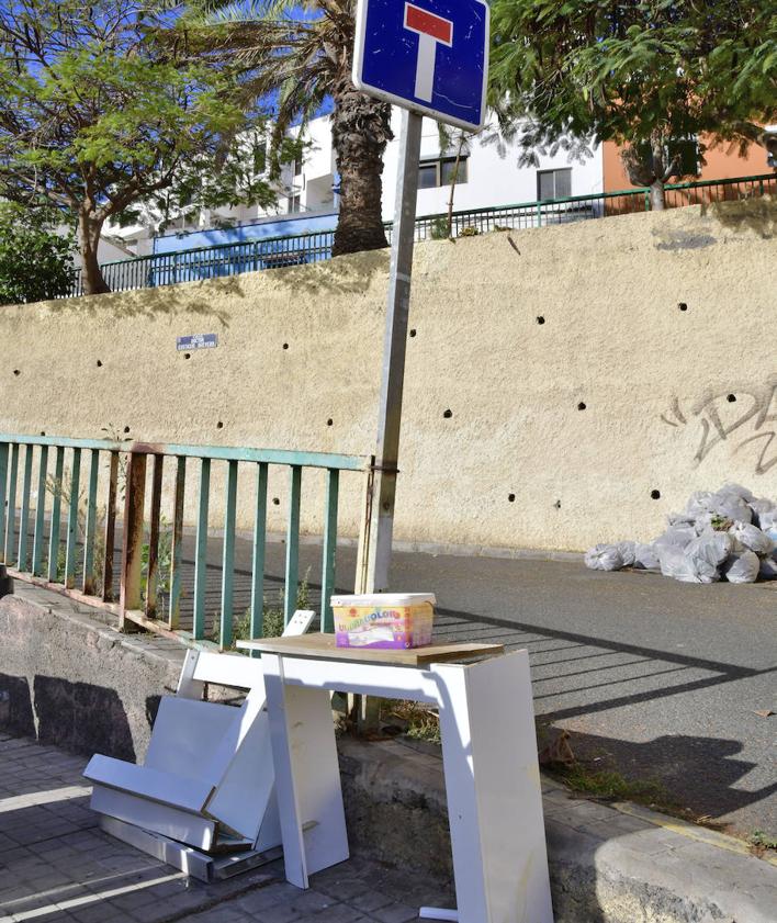 Imagen secundaria 2 - Los residentes reclaman más atención y servicios.