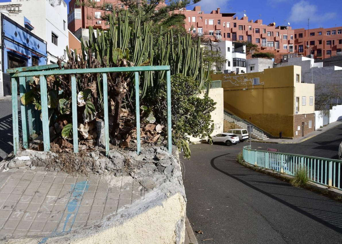 Imagen secundaria 1 - Los residentes reclaman más atención y servicios.