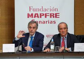 El director de Ageingnomics de Fundación Mapfre, Juan Fernández Palacios (i) y Alfredo Montes, patrono de la Fundación Mapfre Canarias.
