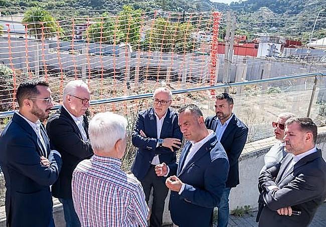 El alcalde, Alexis Ramos, charla con responsables del Cabildo junto al solar del Mercado.
