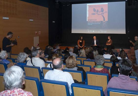El documental Simiente sobre tierra se estrenó este miércoles en el Teatro Cuyás en la capital grancanaria.