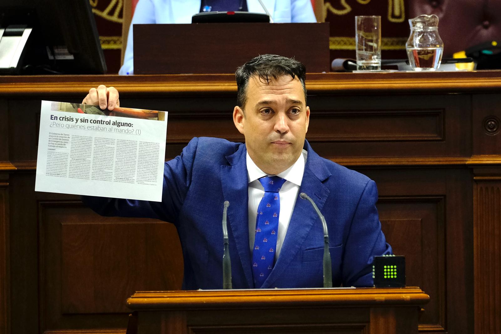 El portavoz del grupo Popular, Juan Manuel García Casañas, muestra un artículo de CANARIAS7 durante su intervención.