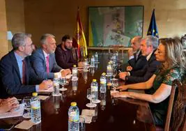 Imagen de la reunión entre los equipos de Política Territorial (i) y el Gobierno canario.