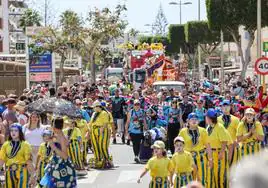 Las calles de la zona se llenaron de mascaritas en la cabalgata infantil.