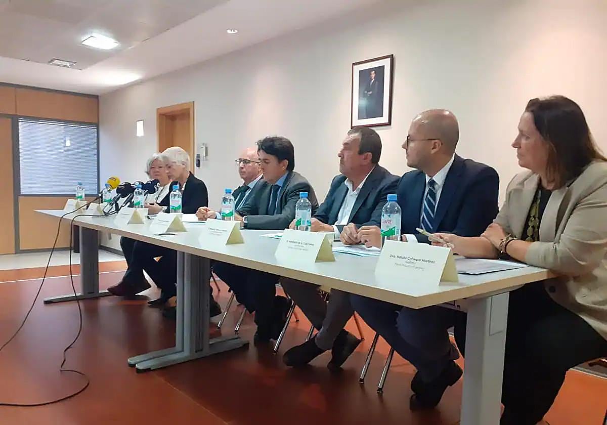 Juez decano, con autoridades y representates de entidades colaboradoras, presentando el proyecto.