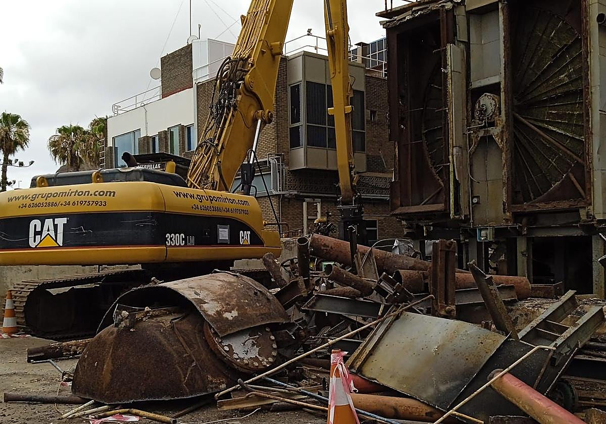 Trabajos de reterida de residuos de varios grupos de vapor de la central térmica de Jinámar.