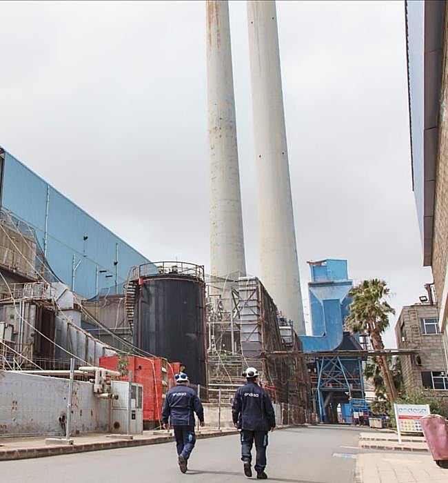 Vista de las dos chimeneas de la central desde el interior de la instalación.