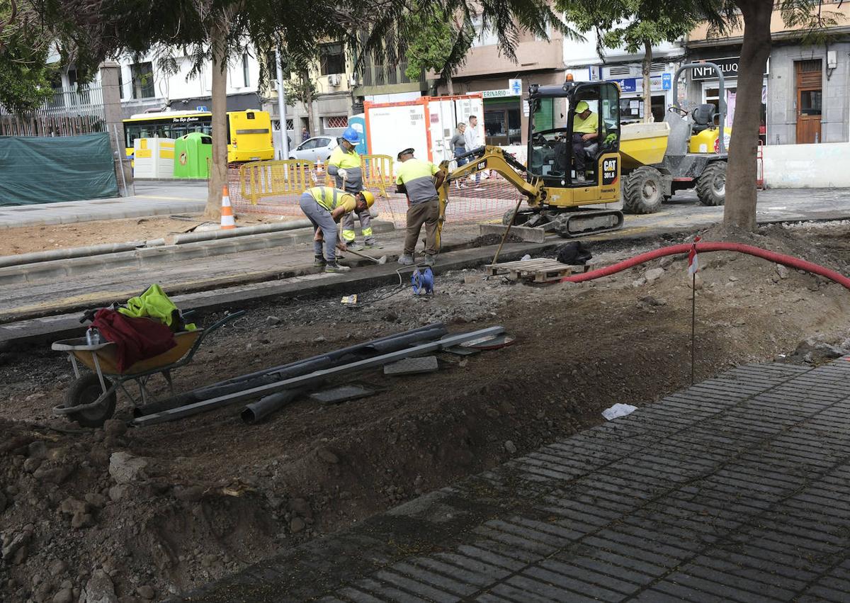 Imagen secundaria 1 - Protesta y obras en la calle Doctor José Guerra Navarro. 