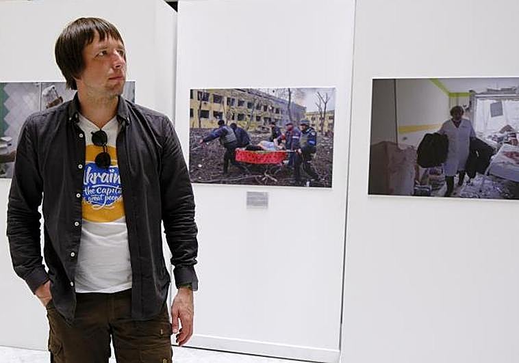 El fotógrafo posa delante de la instantánea que le valió el Pulitzer: Iryna Kalinina, la embarazada víctima del bombardeo, no sobrevivió.