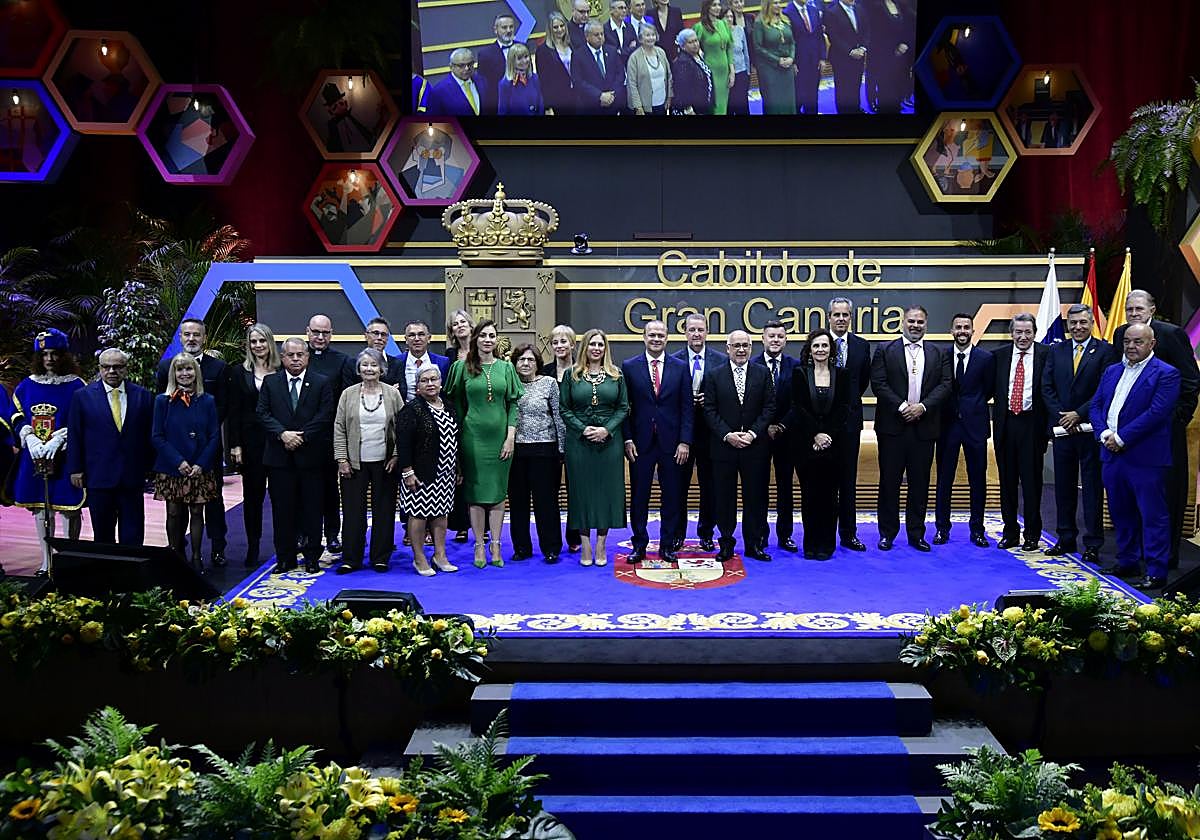 Foto de familia de personas y entidades distinguidas junto a las autoridades del Cabildo.