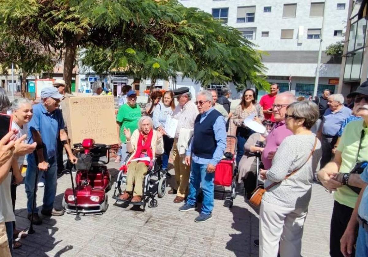 El artista Pepe Dámaso habla a los manifestantes en la protesta de los isleteros.