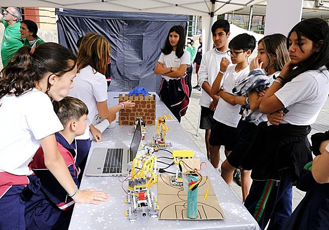 La feria propicia la interacción del alumnado.