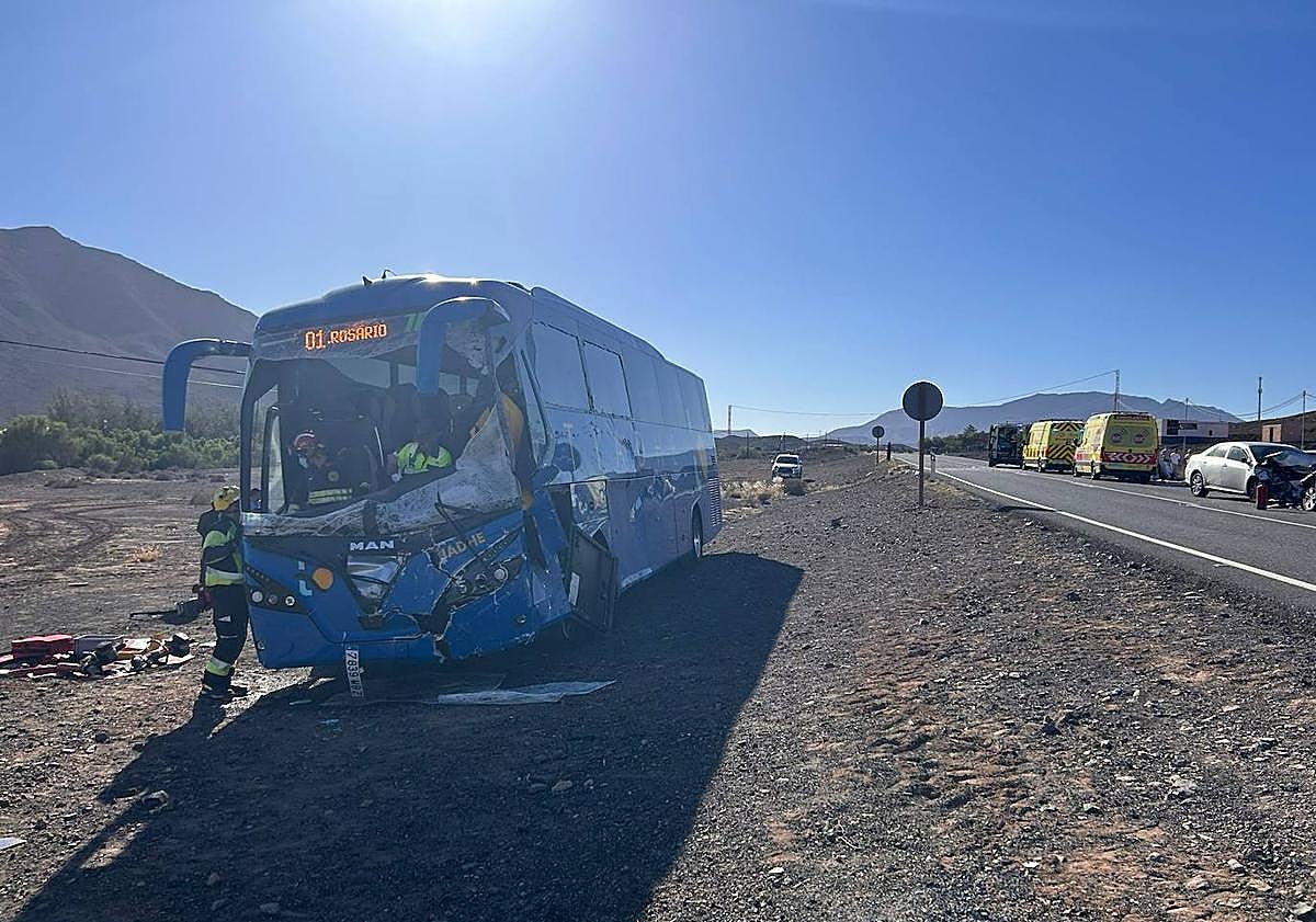Imagen principal - Grave accidente en Fuerteventura: 10 heridos, dos graves, tras chocar una guagua frontalmente con dos coches