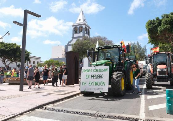 La tractorada, ante la Dirección General de la Administración General del Estado, en Puerto del Rosario.