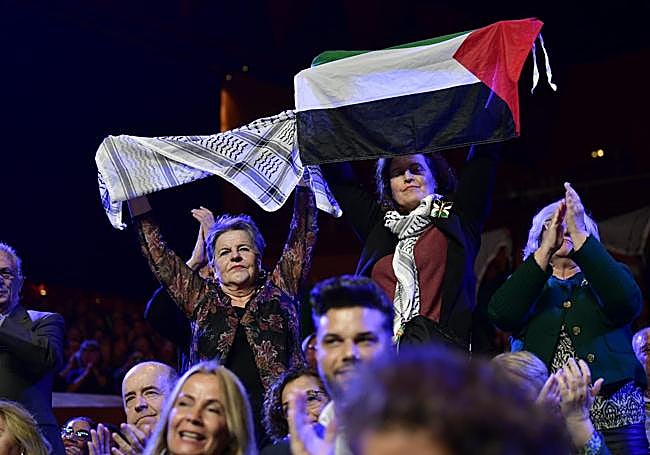 Varias banderas palestinas ondearon entre el público en distintos momentos.