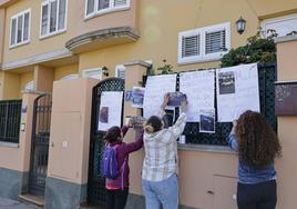 Los afectados piden respuestas al Ayuntamiento y han colocado carteles reivindicativos.