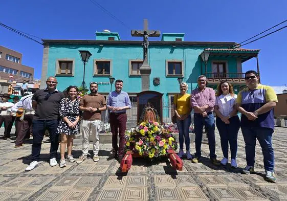 Corporación municipal, con la Virgen de La Vega en la Plaza del Cristo.