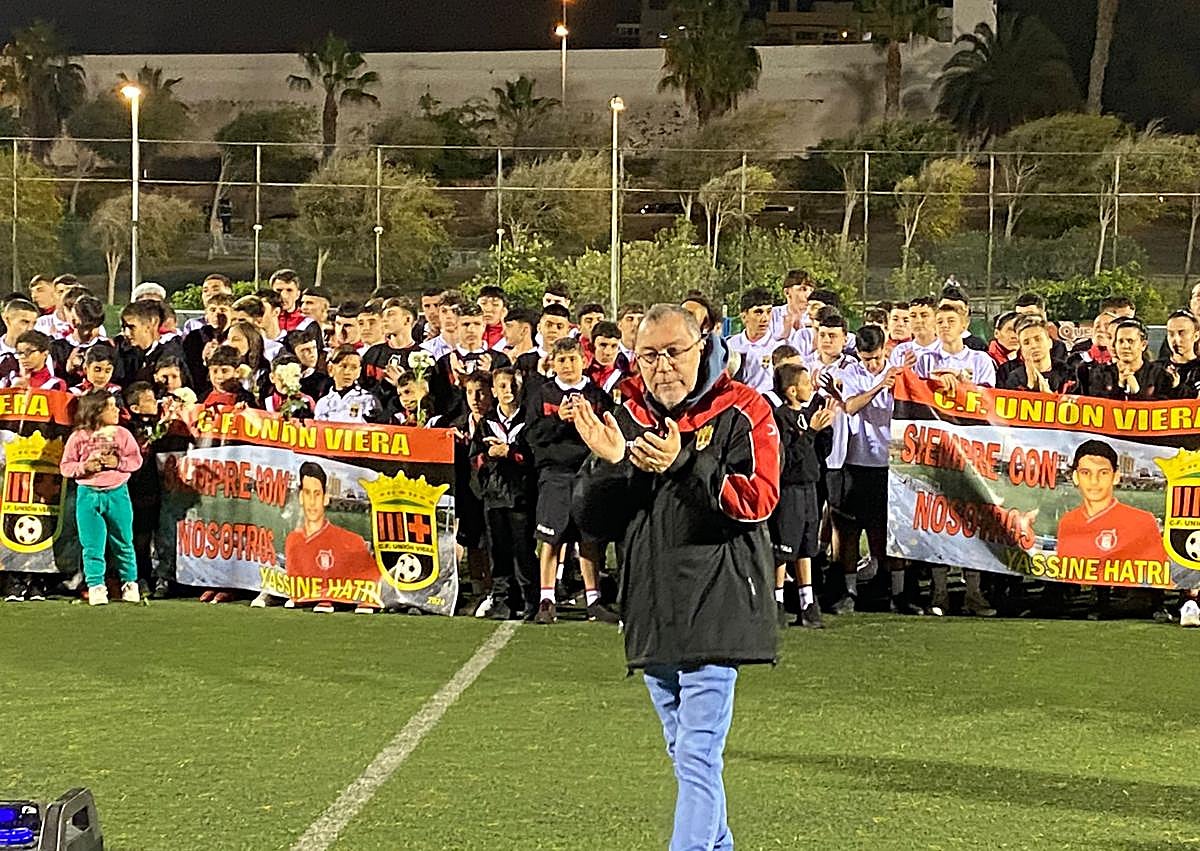 Imagen secundaria 1 - Rubén González, capitán del Juvenil B. En el centro, Francisco José Trujillo, Director Deportivo del Unión Viera. Abajo, José Juan Arencibia, presidente de la FIFLP.