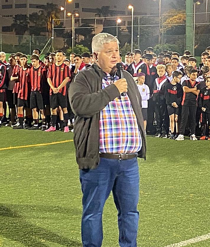 Imagen secundaria 2 - Rubén González, capitán del Juvenil B. En el centro, Francisco José Trujillo, Director Deportivo del Unión Viera. Abajo, José Juan Arencibia, presidente de la FIFLP.