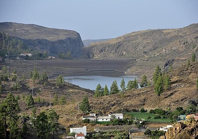 Vista de archivo del embalse de Chira, el segundo de más capacidad de la isla.