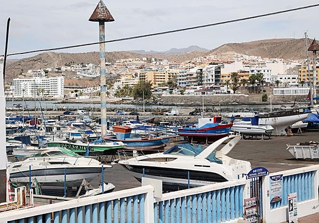 Vista general del varadero atestado de barcos abandonados,