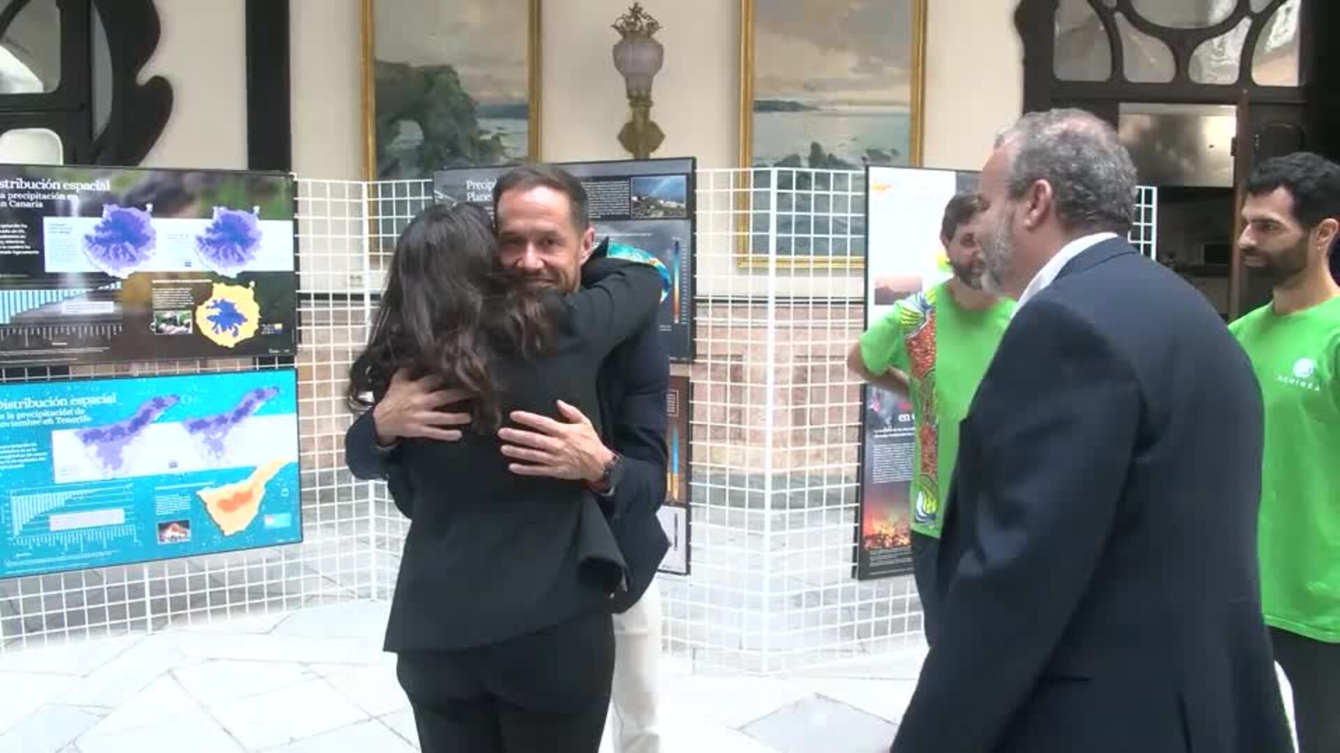 Zapata visita en el Gabinete Literario una muestra sobre los efectos del Cambio Climático
