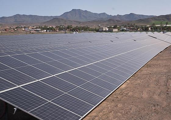 Módulos fotovoltaicos de los parques La Fuentita 1 y La Fuentita 2, de Disa Renovables, en el antiguo cruce de Jandía con Gran Tarajal.