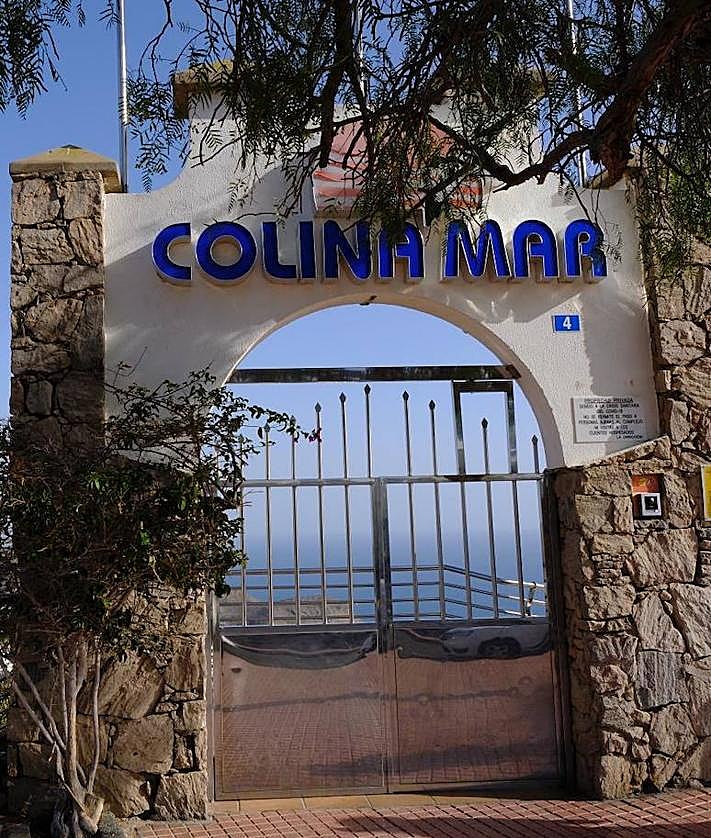 Imagen secundaria 2 - Momento en el que sacaron el cuerpo del fallecido del hotel Colinar Mar, en Puerto Rico.