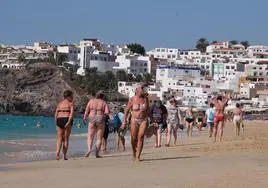 Turistas en Morro Jable (Fuerteventura).